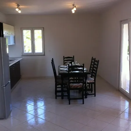 Spacious Lena Near The Beach Appartamento