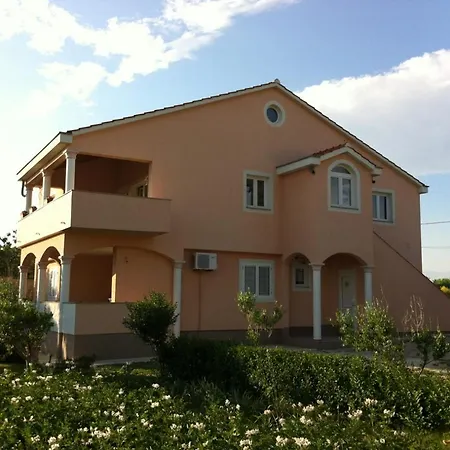 Spacious Lena Near The Beach Appartamento *